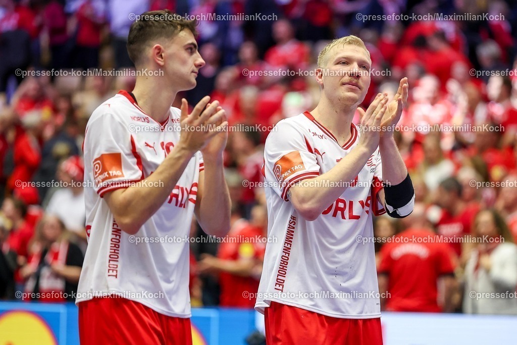 EHF18012602136 | 18.01.2026, Handball, Men's EHF EURO 2026, Dänemark - Rumänien, Jyske Bank Boxen in Herning, Dänemark, Preliminary Round: Abschlussjubel nach dem Sieg der Dänen gegen Rumänien.  Magnus Saugstrup Jensen (Denmark #15) (rechts) neben  Mads Hoxer Hangaard (Denmark #38) 