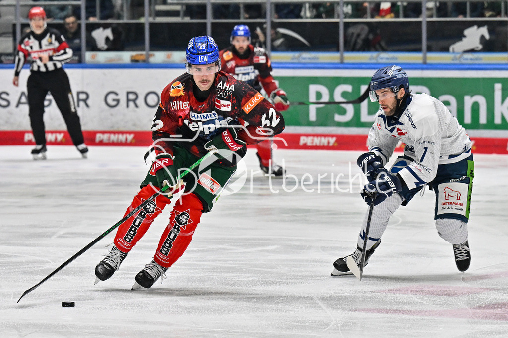 Augsburger Panther - Straubing Tigers | im Duell Thomas SCHEMITCH (Augsburger Panther #62) und Taylor LEIER  (Straubing Tigers #7) / Zweikampf / DEL: Augsburger Panther - Straubing Tigers, Curt Frenzel Stadion am 29.11.2024