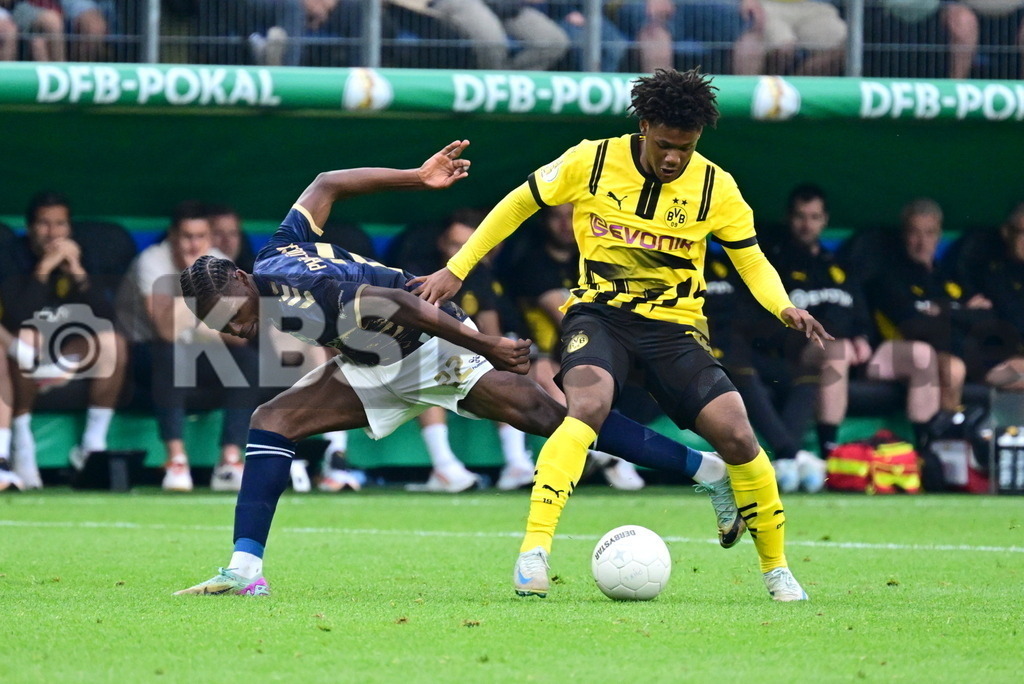 KBS Picture_PhoenixLuebeck-BorDortmund_090 | v.l. Lesueur Tony Rudy (Phoenix Luebeck) , Duranville Julien (Borussia Dortmund) ,Sportplatz :  Volksparkstadion, - Realisiert mit Pictrs.com
