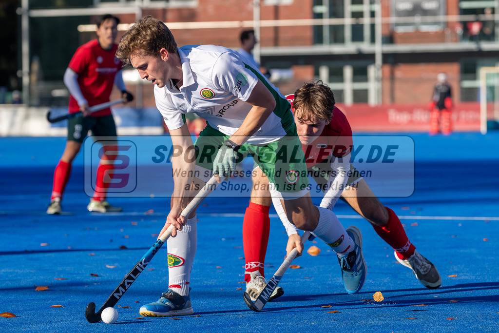 HK_20241103_108537 | 1. Bundesliga Herren Crefelder HTC - Hamburger Polo Club am 3.11.2024 CHTC Krefeld, Krefeld , Niklas Bosserhoff ( Hamburger Polo Club #20 ) , Reissinger Hans ( Crefelder HTC #21 )