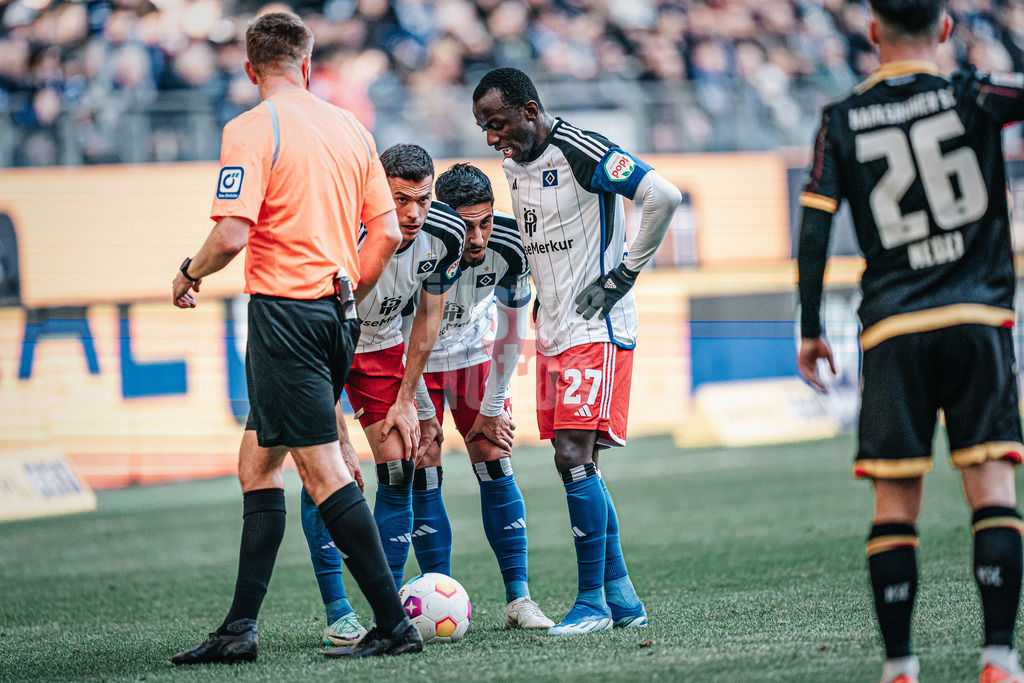 Fußball | Männer | Saison 2023/2024 | 2. Fußball-Bundesliga | 19. Spieltag | Hamburger SV vs. Karlsruher SC | 28.01.2024 | v.l. Laszlo Benes (#8, HSV), Ludovit Reis (#14, HSV) und Jean-Luc Dompe (#27, HSV)