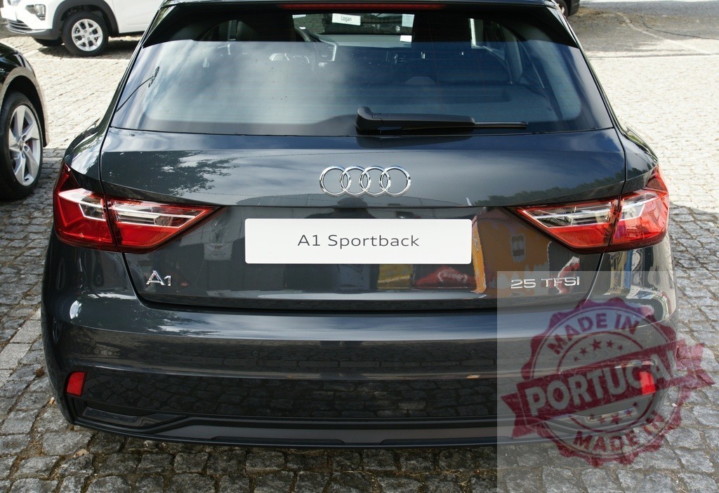 Audi A1 Sportback 25 TFSI hatchback rear view | Audi A1 Sportback 25 TFSI vehicle, a modern gray hatchback, parked on a cobblestone surface - Realisiert mit Pictrs.com