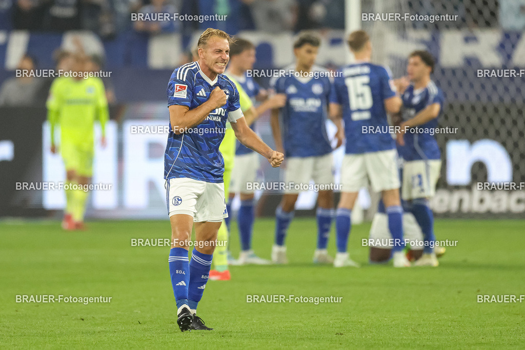 1_S04BER_20250801_3501.JPG -  - FC Schalke 04 - Hertha BSC Berlin - 2. Bundesliga | Gelsenkirchen, Deutschland, 01.08.25: Timo Becker (FC Schalke 04) gestikuliert, Gestik nach dem Spiel der 2. Bundesliga zwischen FC Schalke 04 - Hertha BSC Berlin in der Veltins-Arena am 01. August 2025 in Gelsenkirchen, Deutschland. (Foto von Stefan Brauer/Brauer-Fotoagentur)DFB/DFL REGULATIONS PROHIBIT ANY USE OF PHOTOGRAPHS AS IMAGE SEQUENCES AND/OR QUASI-VIDEO.