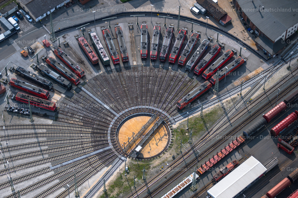 4047561 | NüRNBERG 21.08.2021 Gleisanlagen und Schienenstrecken am Rundschuppen ( auch Lokschuppen, Lokhalle oder Triebfahrzeughalle ) des Bahn- Betriebswerkes im Ortsteil Rangierbahnhof in Nürnberg im Bundesland Bayern, Deutschland. Weiterführende Informationen bei: DB Netz AG,  Deutsche Bahn AG. // Trackage and rail routes on the roundhouse - locomotive hall of the railway operations work in the district Rangierbahnhof in Nuremberg in the state Bavaria, Germany. Further information at: DB Netz AG,  Deutsche Bahn AG. Foto: Gerhard Launer