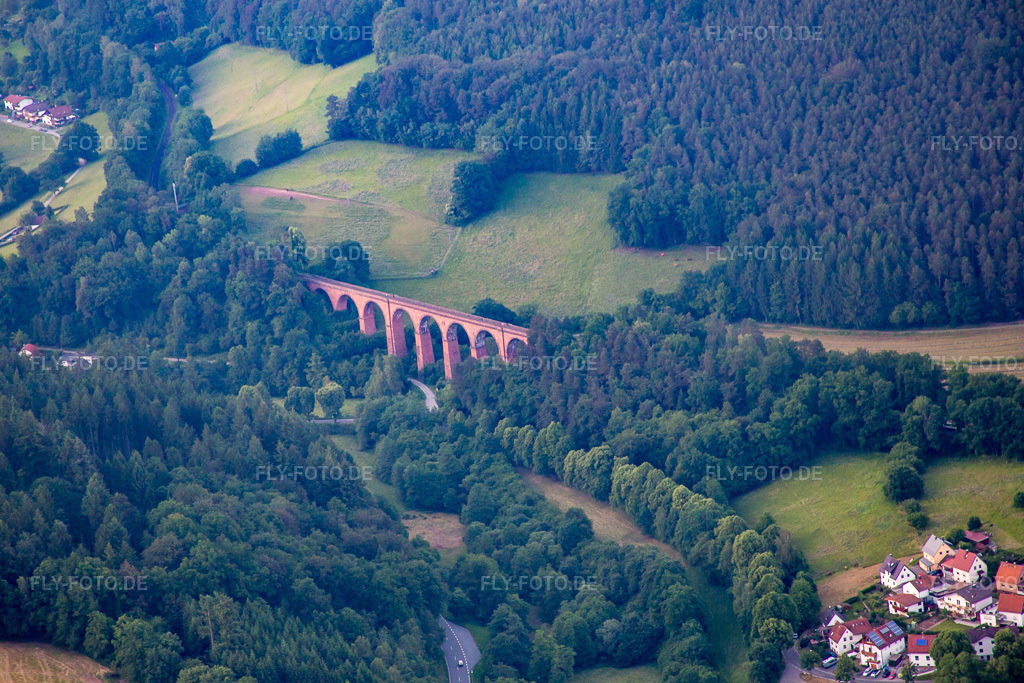 Luftbild: Himbächel-Viadukt aus rotem Sandstein des Bahn- Brückenbauwerk im Ortsteil Ebersberg in Erbach im Ortsteil Hetzbach in Oberzent im Bundesland Hessen in Deutschland. Foto: IMG_089542.jpg vom 10.06.2016 durch Werner Riehm/FLY-FOTO.de