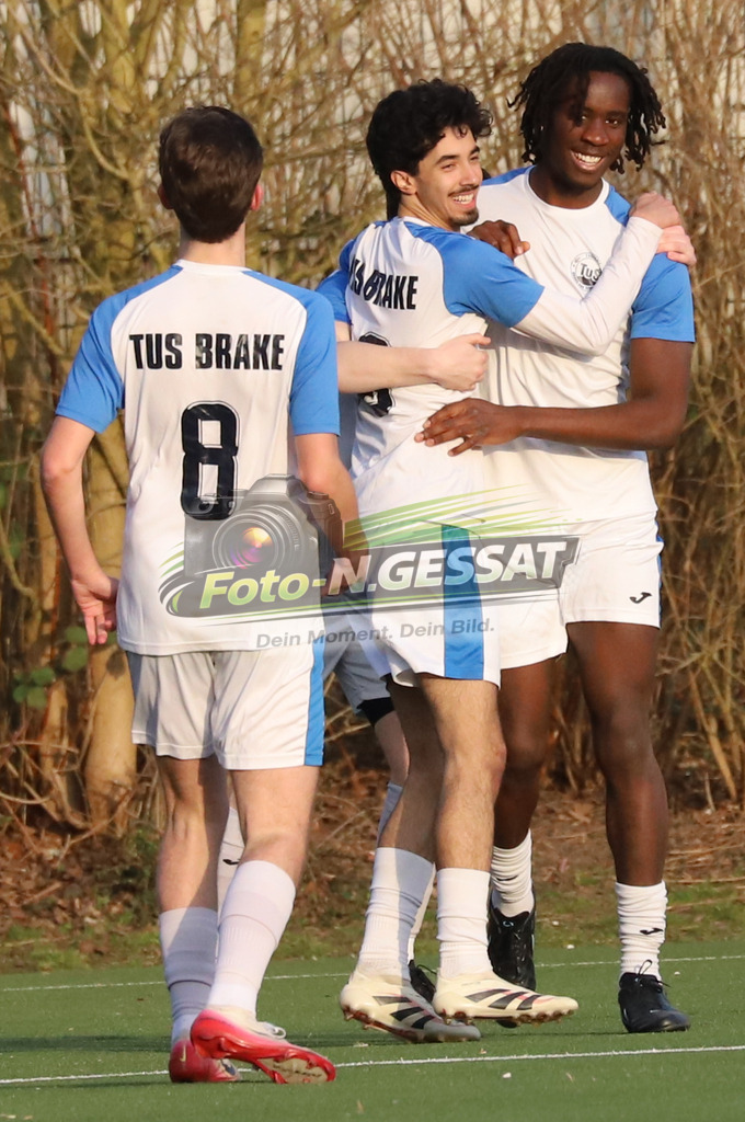 SC Bünde - TuS Brake | Auf dem Bild zu sehen: weiß TuS Brake: Jubel 2:4 (Chukwuma Agwunedu) SC Bünde, TuS Brake, Saison 25/26, Bezirksliga, Deutschland - Realisiert mit Pictrs.com