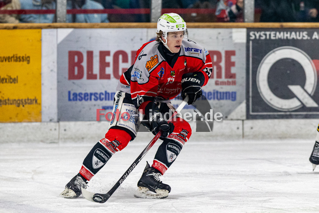 TSV Peißenberg Miners vs EA Schongau Mammuts | Eishockey Bayernliga 2023/2024, TSV Peißenberg Miners vs EA Schongau Mammuts, 20231215,
Ryan MURPHY (Miners 15) in Aktion,
2023-12-15 in Peißenberg (Eisstadion)
15 Ryan MURPHY (Miners 15)
Copyright: WolfgangxLindner foto-lindner.de