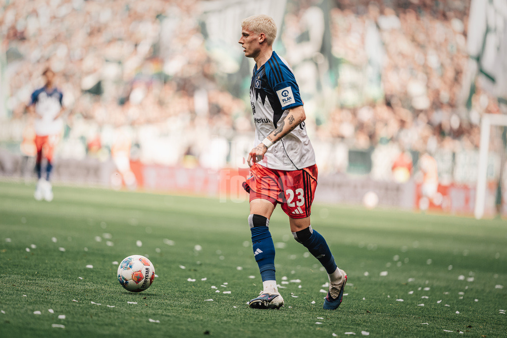 Fußball | Männer | Saison 2025/2026 | 1. Fußball-Bundesliga | 30. Spieltag | SV Werder Bremen vs. Hamburger SV | 18.04.2026 | Albert Gronbaek (#23, HSV) am Ball