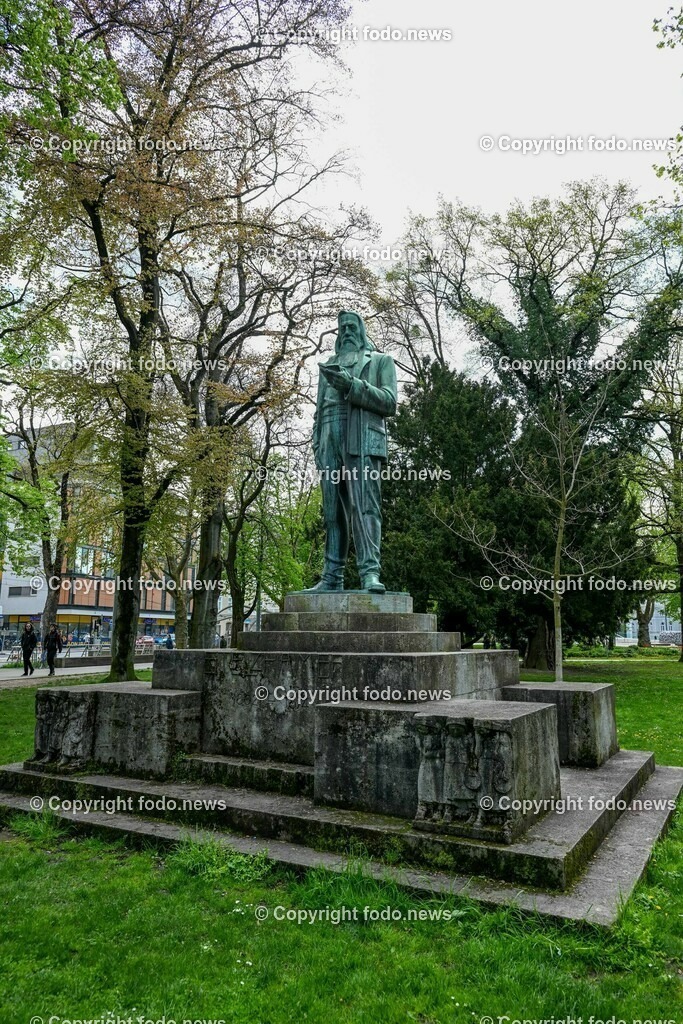 Franz Stelzhammer (Denkmal des oesterr. Dichters und Texter der Ooe Landeshymne) im Volksgarten Linz_ 26.04.2023-6 | 26.04.2023, Linz, AUT, Volksgarten Linz, im Bild Franz Stelzhammer (Denkmal des oesterr. Dichters und Texter der Ooe Landeshymne) im Volksgarten Linz