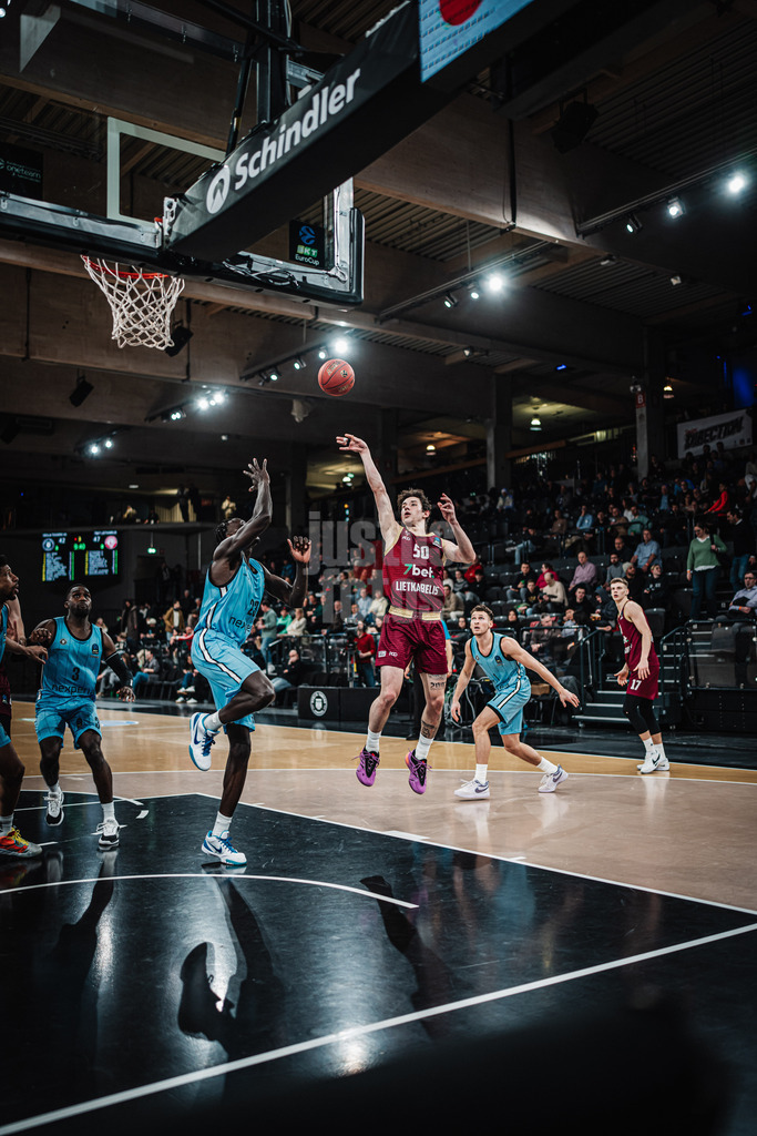 Basketball | Männer | Saison 2024/2025 | BKT EuroCup | Veolia Towers Hamburg vs. 7Bet-Lietkabelis Panevezys | 21.01.2025 | Oleksandr Kovliar (#50, BC 7Bet-Lietkabelis Panevezys) wirft auf den Korb