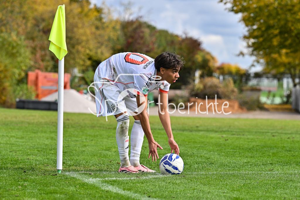 SpVgg Unterhaching U19 - FC Bayern München U19 | Beim Eckball Roy SNIP (FC Bayern München U19 10) / Einzelfoto / Freisteller / U19 DFB Nachwuchsliga: SpVgg Unterhaching - FC Bayern München; Sportschule Oberhaching am 18.10.2025