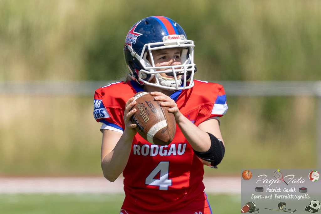 GFLW 1: German Football League Women 1: Rodgau Pioneers Ladies - Stuttgart Scorpions Sisters, 07.06.2026 | Lilly Veith (Rodgau Pioneers Ladies #4) mit dem ball in den Häönden, Freisteller, Portrait / Porträt, Rodgau Pioneers Ladies - Stuttgart Scorpions Sisters, Rodgau, Maingau-Energie-Stadion "Am Weichsee", 7.6.2026 - Realisiert mit Pictrs.com