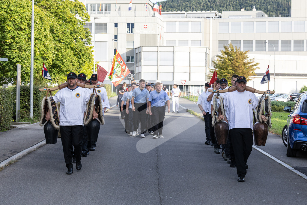 ESAF2025_Empfang_8155 | Die Schwinger des Schwyzer Kantonalen Schwingerverbandes: Fotos, die Dynamik und Leidenschaft festhalten, sowie emotionale Momente aus dem traditionellen Schwingsport zeigen. - Realisiert mit Pictrs.com