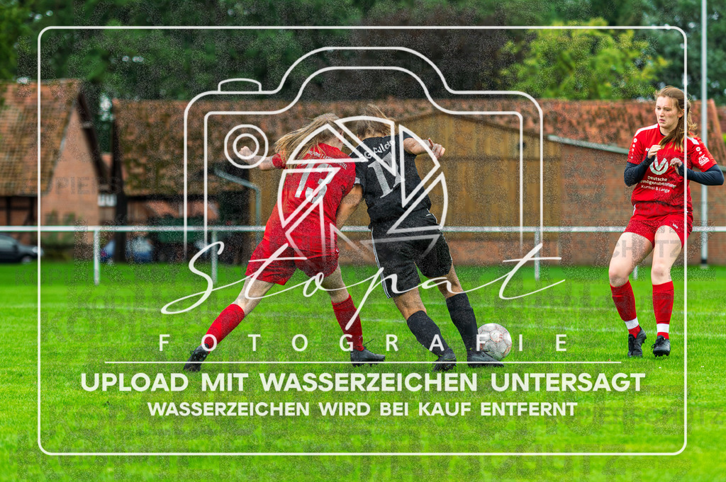 Kreisliga VER/OHZ - SG Fulde vs. SG Ihlpohl/Lesumstotel | v.l. Eileen Schlitt (SG Ihlpohl/Lesumstotel #13), Myroslava Taran (SG Fulde #11); Kreisliga VER/OHZ - SG Fulde vs. SG Ihlpohl/Lesumstotel am 30.08.26 in Zentralstadion, Fulde - Realisiert mit Pictrs.com