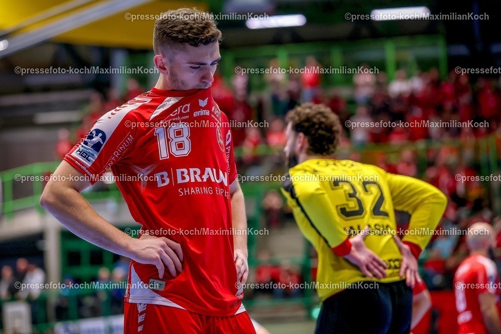 BHC18122501134 | 18.12.2025, Handball, Viertelfinale DHB-Pokal, Bergischer HC - MT Melsungen, Unihalle Wuppertal: Florian Drosten (Melsungen #18) beißt Enttäuscht in sein Trikot 