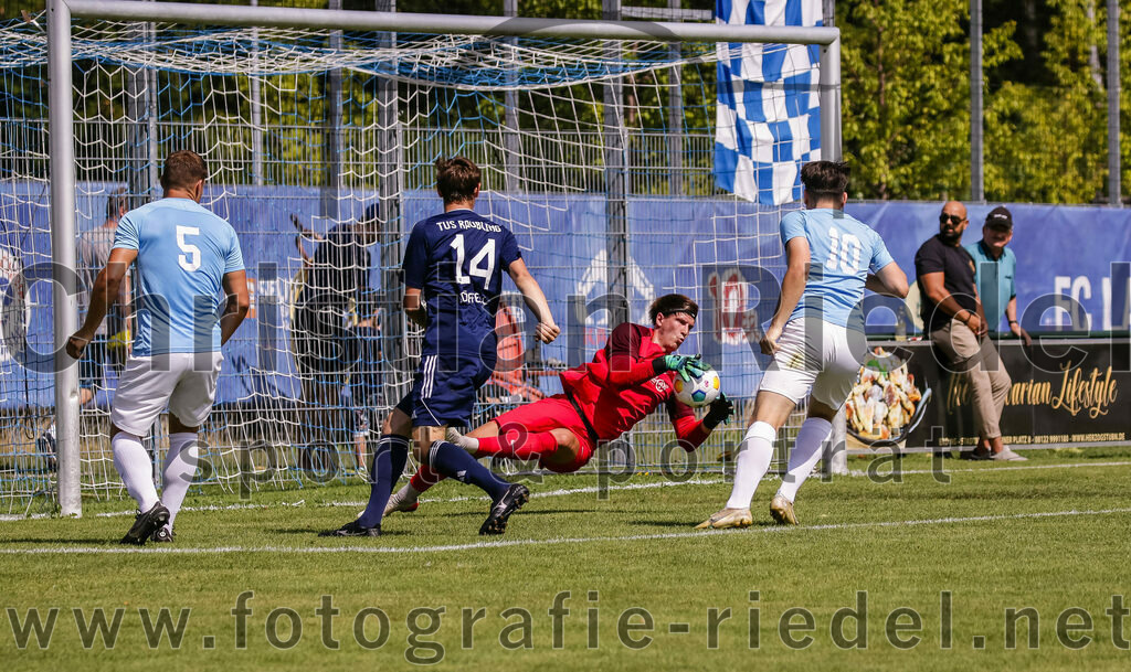 2023-08-26_022_FC_Langengeisling_gegen_TuS_Raubling | Erding, Deutschland, 26.08.2023:
Fußball, Bezirksliga Oberbayern Ost 2023 / 2024, 6. Spieltag, FC Langengeisling gegen TuS Raubling, Endergebnis: 2:0

Andreas Buchberger (FC Langengeisling, #5), Torwart Michael Hierl (FC Langengeisling, #1), Lukas Schöffel (TuS Raubling, #14), Maximilian Maier (FC Langengeisling, #10)

Foto: Christian Riedel / fotografie-riedel.net