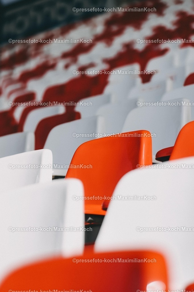 xKWIx11042601004 | 2026.04.11, xkwix, Fußball, 3.Liga, Rot-Weiss Essen -  FC Ingolstadt, Stadion an der Hafenstraße, 33.Spieltag, Saison 2025 / 2026: Rot Weisse Sitzschalen im Stadion DFB regulations prohibit any use of photographs as image sequences and or quasi-video. Photo: xKamilxWilkowskixPressefotoKochx