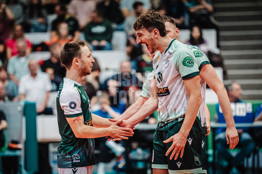 Volleyball | Herren | Saison 2025/2026 | Volleyball Ligacup | FT 1844 Freiburg vs. Helios GRIZZLYS Giesen | 12.10.2024 | v.l. Jonathan Schönhagen (#15, FT 1844 Freiburg) und Marco Frohberg (#10, FT 1844 Freiburg) jubeln