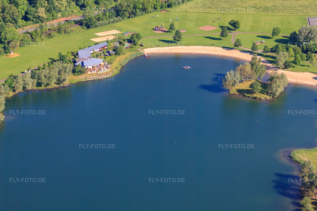 Luftbild: Badestrand des Godelheimer See in Höxter im Bundesland Nordrhein-Westfalen in Deutschland. Foto: IMG_65758.jpg vom 25.05.2014 durch Werner Riehm/FLY-FOTO.deFreizeitanlage Höxter-Godelheim