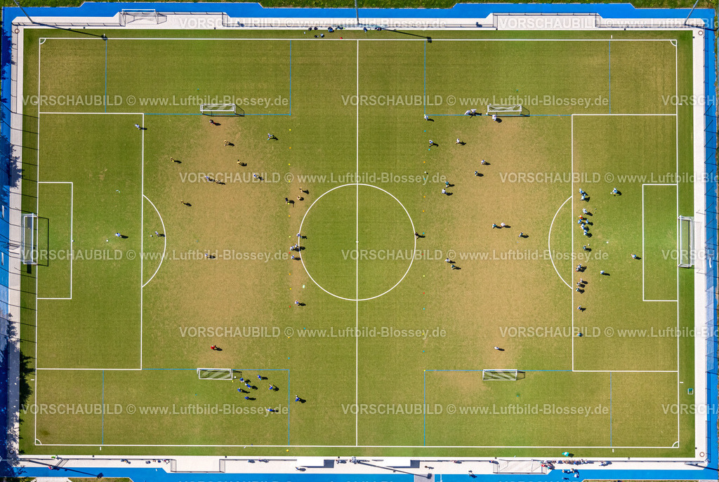 Velbert220803418Neviges | Luftbild, Sportanlage und Sportplatz Schanzenweg, Training Fußballspieler, Neviges, Velbert, Ruhrgebiet, Nordrhein-Westfalen, Deutschland