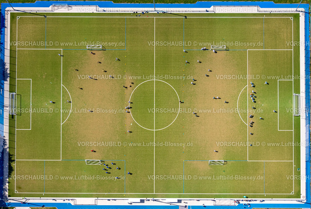 Velbert220803418Neviges | Luftbild, Sportanlage und Sportplatz Schanzenweg, Training Fußballspieler, Neviges, Velbert, Ruhrgebiet, Nordrhein-Westfalen, Deutschland