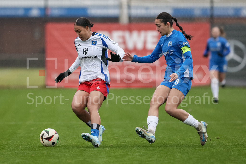 Fussball, 2. Frauen-Bundesliga, Hamburger SV - SV Meppen | v.li.: Melina Krüger (Hamburger SV, 9) und Selma Licina (SV Meppen, 18) im Zweikampf, Duell, Dynamik, Aktion, Action, Spielszene, DIE DFB-RICHTLINIEN UNTERSAGEN JEGLICHE NUTZUNG VON FOTOS ALS SEQUENZBILDER UND/ODER VIDEOÄHNLICHE FOTOSTRECKEN. DFB REGULATIONS PROHIBIT ANY USE OF PHOTOGRAPHS AS IMAGE SEQUENCES AND/OR QUASI-VIDEO.