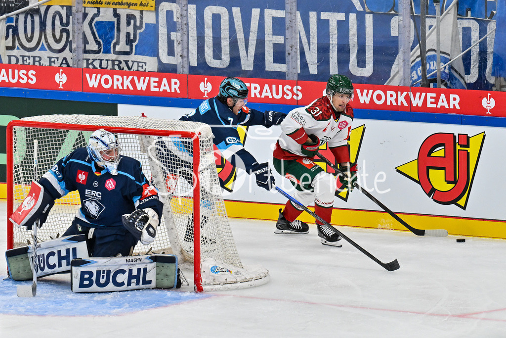 ERC Ingolstadt - Frölunda HC | INGOLSTADT, GERMANY - 02. DECEMBER: im Duell Chris JANDRIC (ERC Ingolstadt 7) und Nicklas LASU (Frölunda Gothenburg 31) hinter dem Tor von Nico PERTUCH (ERC Ingolstadt 1) beim Match zwischen dem ERC Ingolstadt und Frölunda HC beim Hinspiel im Viertelfinale der Champions Hockey League in der Saturn Arena