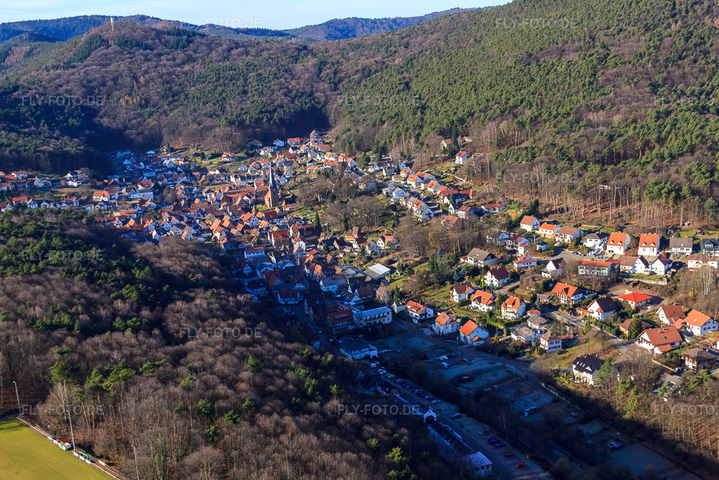 Luftbild: Ortsansicht des Dornöschens der Pfalz versteckt in den Bergen des Pflälzerwalds in Dörrenbach im Bundesland Rheinland-Pfalz in Deutschland. Foto: IMG_48337.jpg vom 11.12.2011 durch Werner Riehm/FLY-FOTO.de
