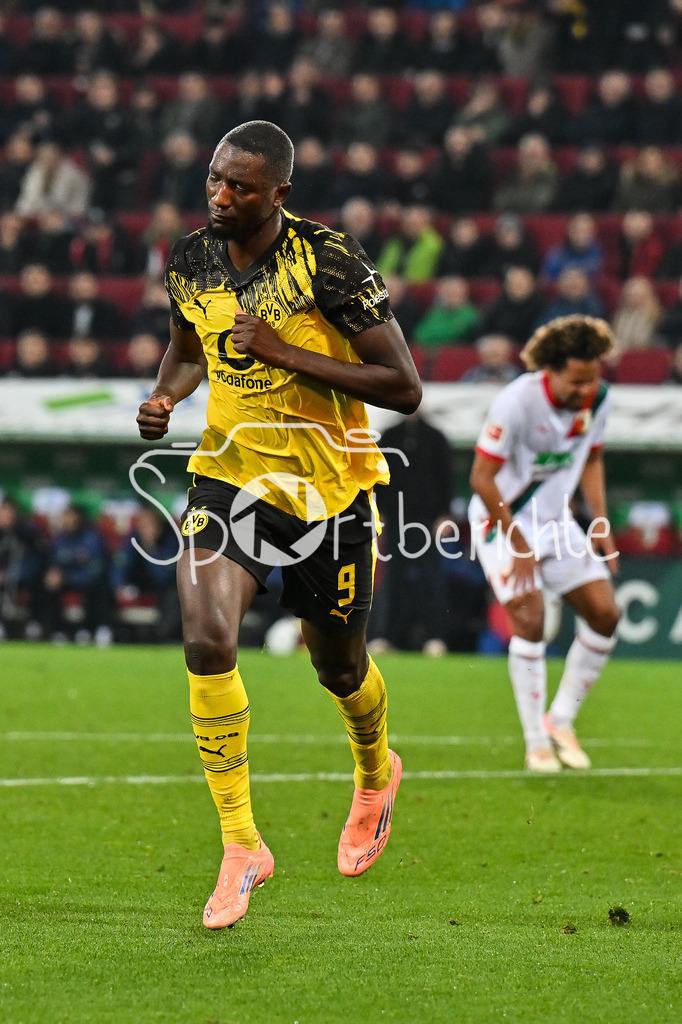 FC Augsburg - Borussia Dortmund | AUGSBURG, GERMANY - Serhou GUIRASSY (Borussia Dortmund 9) celebrates the goal to 0-1 during the bundesliga match between FC Augsburg vs. Borussia Dortmund on matchday 9 at WWK Arena on October 31, 2025 in Augsburg, Germany / DFL REGULATIONS PROHIBIT ANY USE OF PHOTOGRAPHS AS IMAGE SEQUENCES AND/OR QUASI-VIDEO / Carney CHUKWUEMEKA (Borussia Dortmund 17)