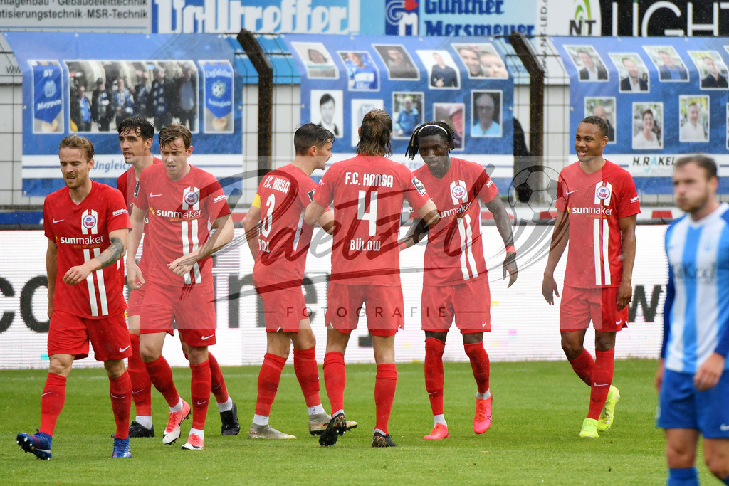 SVMFCH20200606_0025 | Fussball, Herren: Aaron Opoku (FC Hansa Rostock) Torjubel, jubelt nach seinem Tor zum 0:2 mit seinen Teamkollegen bei dem Spiel der 3. Liga zwischen SV Meppen und FC Hansa Rostock in der Haensch-Arena am 06.06.2020 in Meppen, Deutschland.DFB / DFL REGULATIONS PROHIBIT ANY USE OF PHOTOGRAPHS AS IMAGE SEQUENCES AND/OR QUASI-VIDEO. - Realisiert mit Pictrs.com