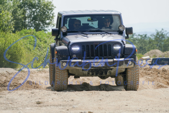 DSC08739 | Vierradfahrzeuge testen unterschiedliches Terrain - ueber Stock und Stein

Offroad Grundkurs im Steinbruch. Unterschiedliche Fahrgegebenheiten mit dem gelaendegaengigem Offroad-Fahrzeug. 

Deutschland, Geisingen, Steinbruch Meichle und Mohr, 10.06.2023