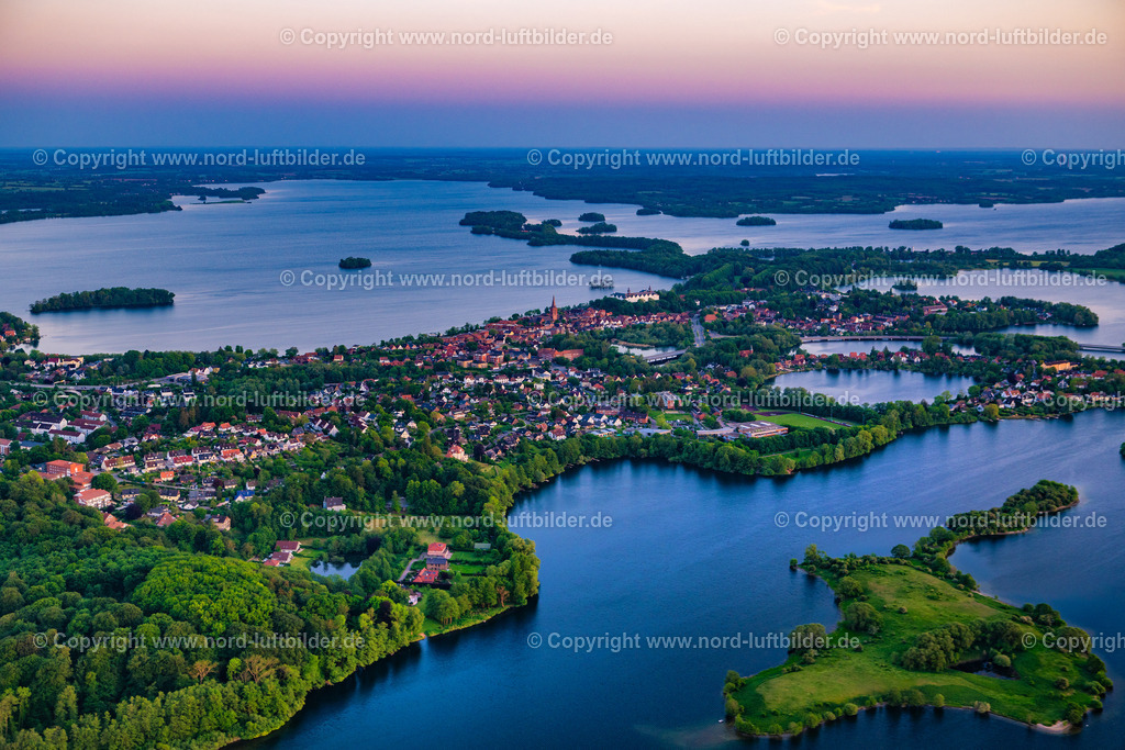 Plön_Ploenersee_ELS_3493170524 | PLöN 17.05.2024 Uferbereichs- Landschaft am Gebiet der Seenkette des Plöner Sees in Plön in der Holsteinischen Schweiz im Bundesland Schleswig-Holstein, Deutschland. Weiterführende Informationen bei: Plöner Motorschifffahrt GmbH,  Tourist Info Großer Plöner See. // Waterfront landscape on the lake Ploener Sees in Ploen in the Holsteinische Schweiz in the state Schleswig-Holstein, Germany. Further information at: Ploener Motorschifffahrt GmbH,  Tourist Info Grosser Ploener See. Foto: Martin Elsen