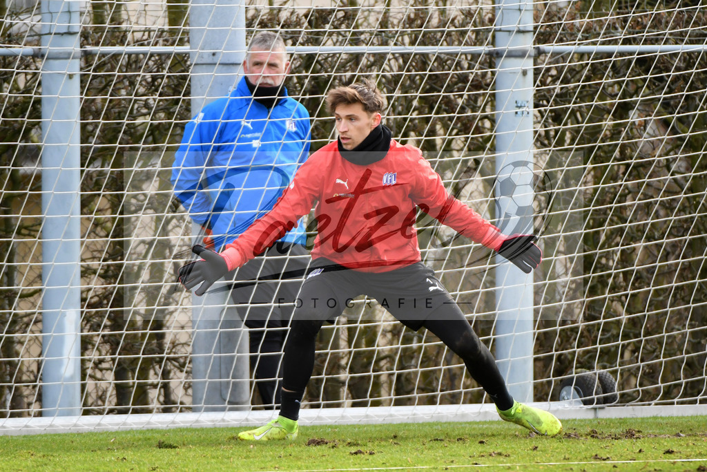 20200221_TRAOSN_0015 | Fussball, Herren: Torhueter Nils Koerber (VfL Osnabrueck) schaut waehrend der Trainingseinheit des VfL Osnabrueck im Sportpark Illoshoehe am 21.02.2020 in Osnabrueck, Deutschland. - Realisiert mit Pictrs.com