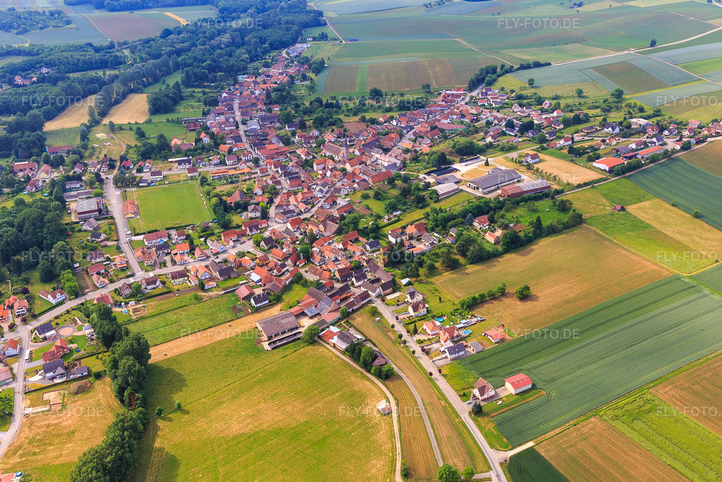 Luftbild: Ortsansicht von Nordwesten in Riedseltz im Bundesland Bas-Rhin in Frankreich. – Foto: IMG_100742.jpg vom 05.06.2017 durch Werner Riehm/FLY-FOTO.de – Auflösung des Originals: 5270 x 3513 px