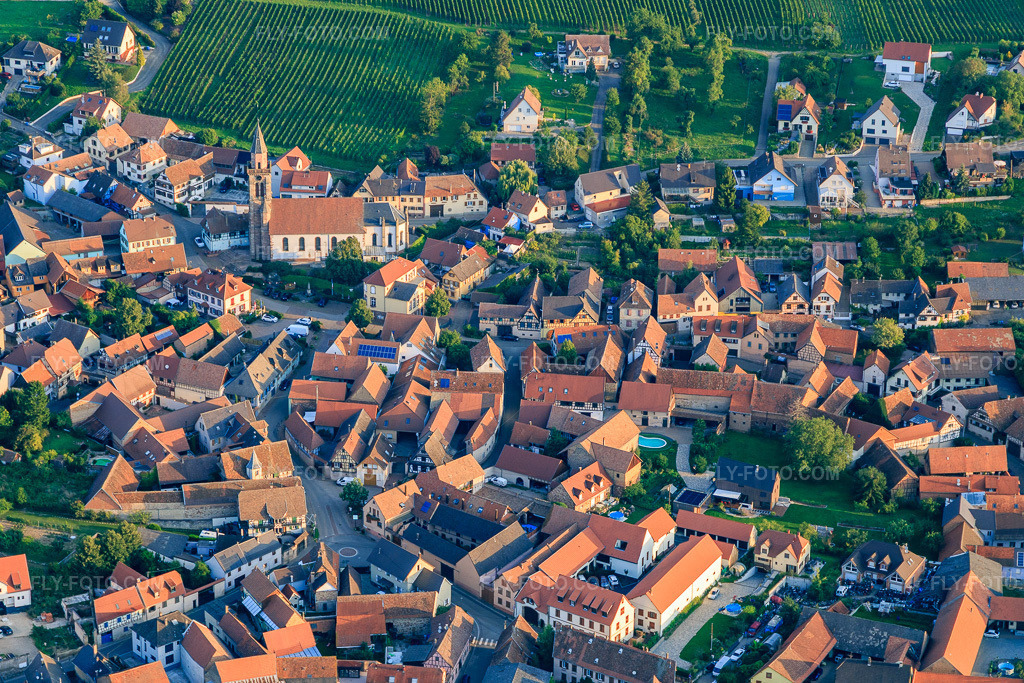 Aerial view: Très Sainte église Catholique Apostoliques and très Chrétienne du village de Nordheim in Nordheim in the state Bas-Rhin, France. – Photo: IMG_138032.jpg taken on 08/19/2023 by Werner Riehm/FLY-FOTO.com – Resolution of the original: 5301 x 3534 px