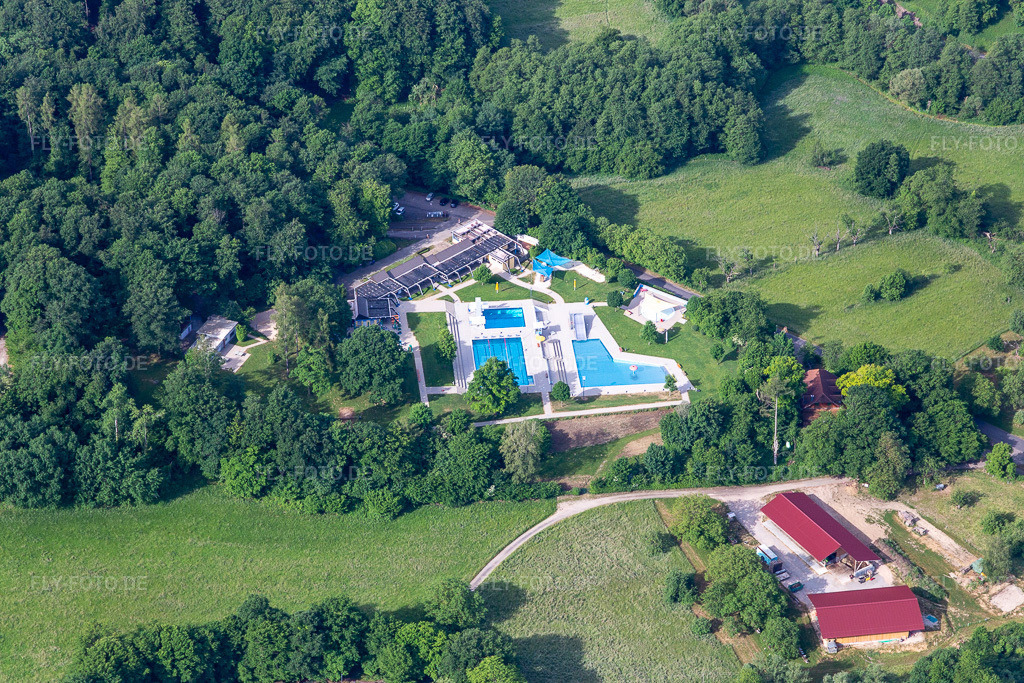 Luftbild: Das Freibad Malsch im Ortsteil Waldprechtsweier in Malsch im Bundesland Baden-Württemberg in Deutschland. – Foto: IMG_131659.jpg vom 22.05.2022 durch Werner Riehm/FLY-FOTO.de – Auflösung des Originals: 5472 x 3648 px – Malsch