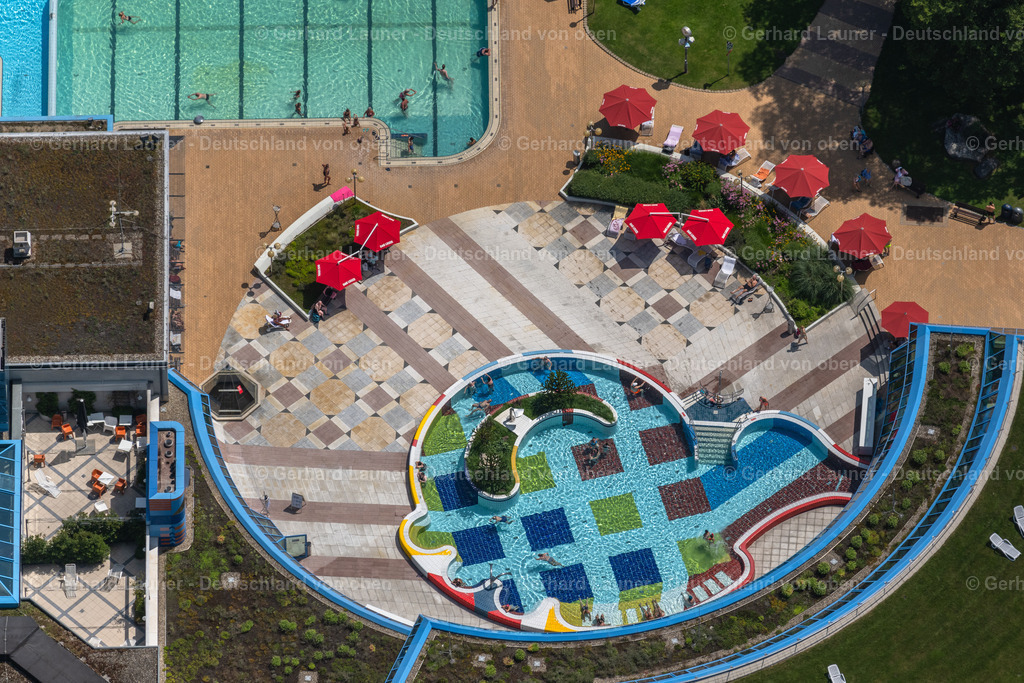 4046520 | STUTTGART 19.07.2021 Therme und Schwimmbecken am Freibad der Freizeiteinrichtung "Mineralbad Leuze" Am Leuzebad im Ortsteil Berg in Stuttgart im Bundesland Baden-Württemberg, Deutschland. Weiterführende Informationen bei: Bäderbetriebe Stuttgart - Eigenbetrieb der Landeshauptstadt Stuttgart. // Spa and swimming pools at the swimming pool of the leisure facility "Mineralbad Leuze" Am Leuzebad in the district Berg in Stuttgart in the state Baden-Wurttemberg, Germany. Further information at: Baederbetriebe Stuttgart - Eigenbetrieb der Landeshauptstadt Stuttgart. Foto: Gerhard Launer