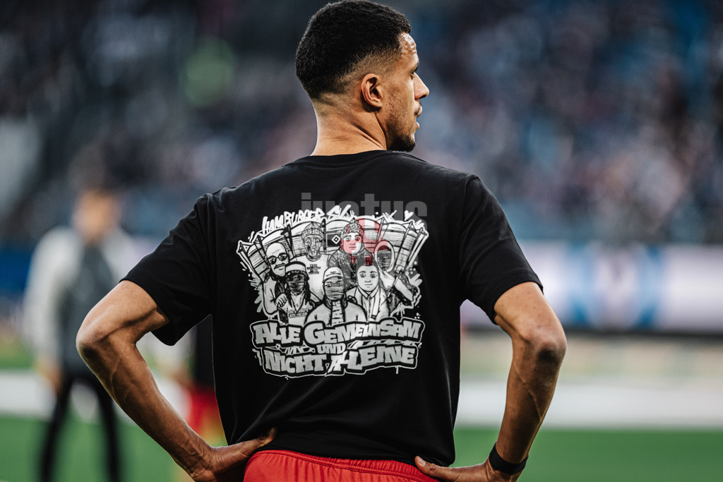 Fußball | Männer | Saison 2024/2025 | 2. Fußball-Bundesliga | 27. Spieltag | Hamburger SV vs. SV 07 Elversberg | 28.03.2025 | Robert Glatzel (#9, HSV) beim AUfwärmen mit einem T-Shirt mit der Aufschrift Alle Gemeinsam Und Nicht Alleine