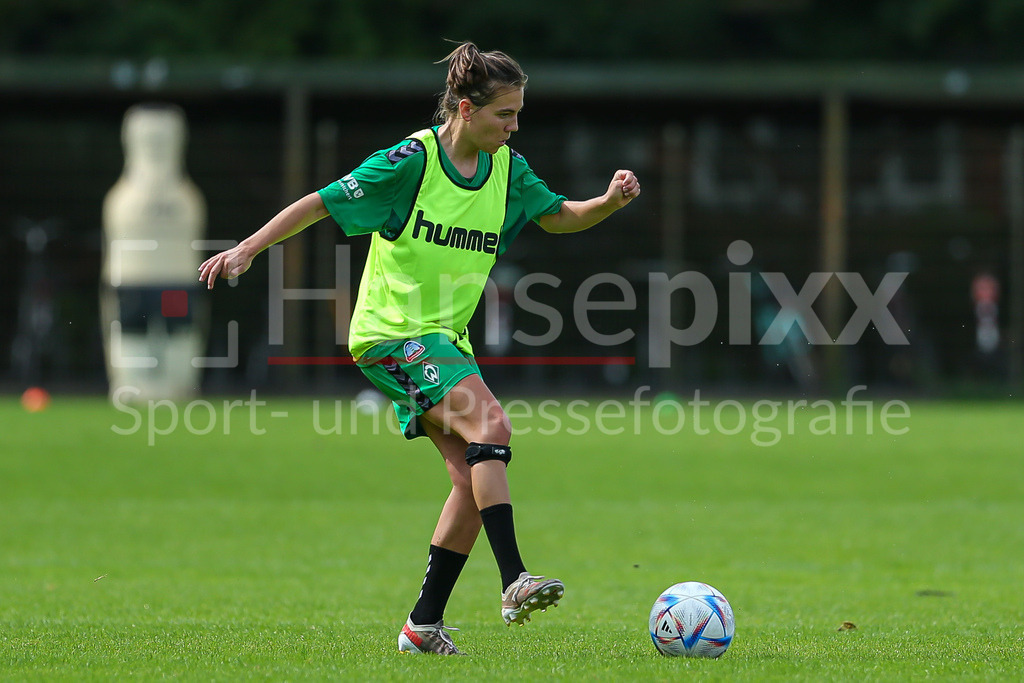Fussball, Google Pixel Frauen-Bundesliga, Training SV Werder Bremen | v.li.: Rieke Dieckmann (SV Werder Bremen, 22) Freisteller, Einzelbild, Ganzkörper, Aktion, Action, Spielszene