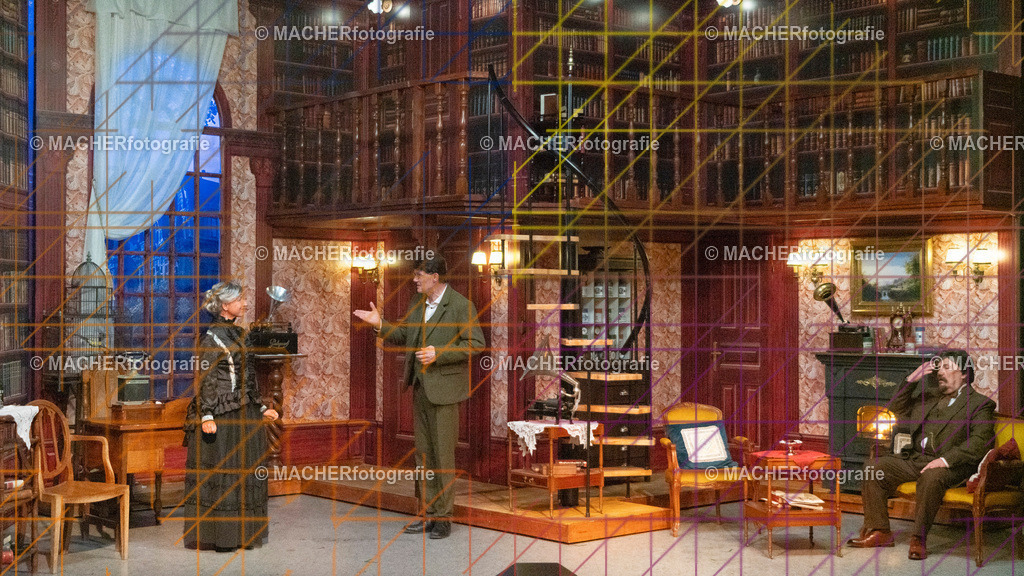 101_MFL-2025 | Portraitbilder von Regisseur; Darsteller; Techniker; Maske; Kostüme; Chor; Musiker; Bilderserie der Generalprobe und der Premierenvorstellung, Szenenbilder; Ausdrucksstudien; Bühnenüberblick; Bühnenkulissen; Pressefotos inkl. Redaktionsfoto Darstellergruppe.