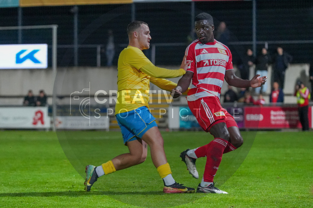Fußball, Herren, Saison 2025/2026, Testspiel, Freundschaftsspiel, FSV 63 Luckenwalde vs. 1.FC Union Berlin, Mittwoch 08.10.2025, Werner-Seelenbinder-Stadion Luckenwalde, | Fußball, Herren, Saison 2025/2026, Testspiel, Freundschaftsspiel, FSV 63 Luckenwalde vs. 1.FC Union Berlin, Mittwoch 08.10.2025, Werner-Seelenbinder-Stadion Luckenwalde, Im Bild: Lucas Will (l. Luckenwalde) und Stanley Nsoki (r. Union) - Realisiert mit Pictrs.com