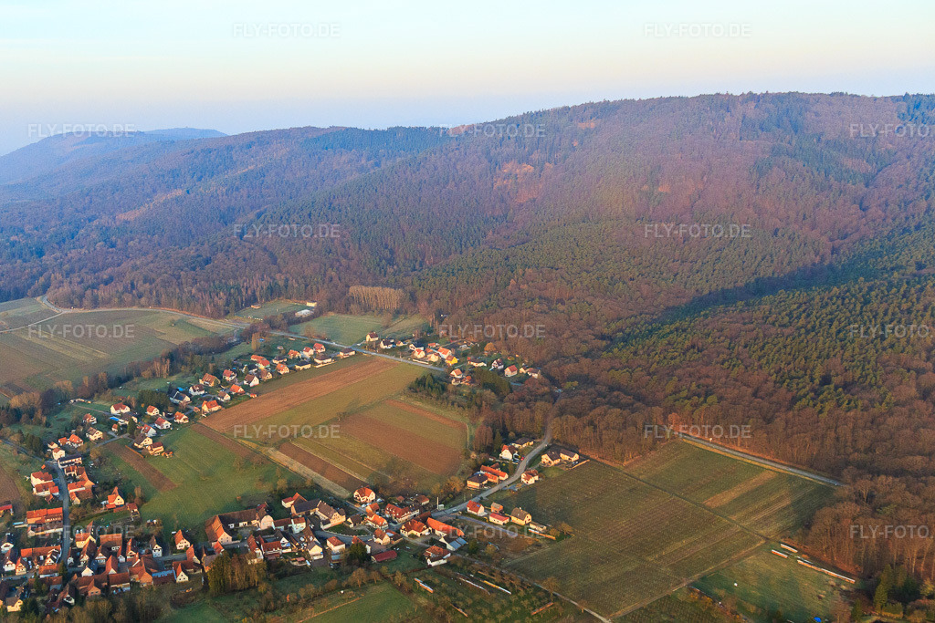 Luftbild: Rue des Vosges in Cleebourg im Bundesland Bas-Rhin in Frankreich. – Foto: IMG_105252.jpg vom 25.03.2018 durch Werner Riehm/FLY-FOTO.de – Auflösung des Originals: 4016 x 2677 px