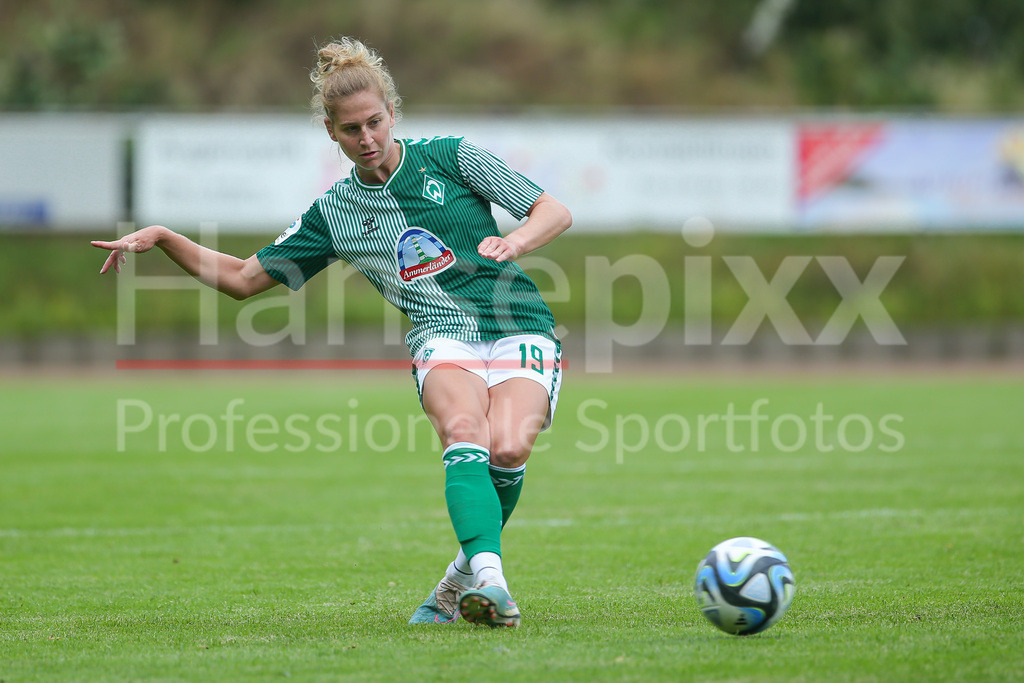 Fussball, Testspiel Frauen, Borussia Mönchengladbach - SV Werder Bremen | v.li.: Saskia Matheis (SV Werder Bremen, 19) Freisteller, Einzelbild, Ganzkörper, Aktion, Action, Spielszene