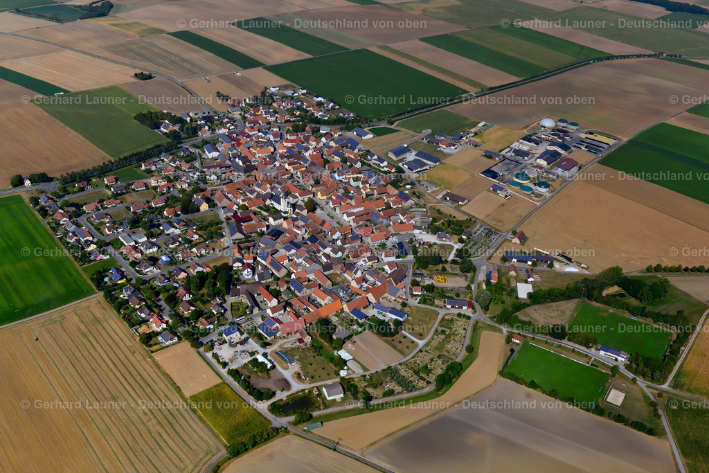 3650467 | HOPFERSTADT 13.09.2016 Ortsansicht am Rande von landwirtschaftlichen Feldern und Nutzflächen  in Hopferstadt im Bundesland Bayern, Deutschland // Village view on the edge of agricultural fields and land  in Hopferstadt in the state Bavaria, Germany Foto: Gerhard Launer
