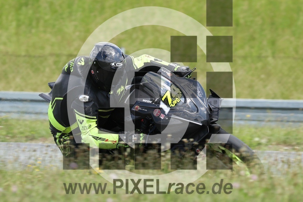 0174-20240604_36273 | Schöne Erinnerungen an spannende Momente - das festzuhalten ist unser Job. PIXELrace.de ist seit 2003 auf den Rennstrecken Europas unterwegs um die Action draußen beim Fahren und die wunderbare Stimmung imm Fahrerlager für euch einzufangen.