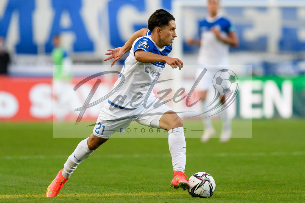 FCMFCK20210904_190 | Fussball, Herren: Jason Ceka (1. FC Magdeburg) in Aktion, am Ball, Einzelaktion beim Spiel der 3. Liga zwischen 1. FC Magdeburg und 1. FC Kaiserslautern in der MDCC-Arena am 04.09.2021 in Magdeburg, Deutschland.DFB / DFL REGULATIONS PROHIBIT ANY USE OF PHOTOGRAPHS AS IMAGE SEQUENCES AND/OR QUASI-VIDEO. - Realisiert mit Pictrs.com