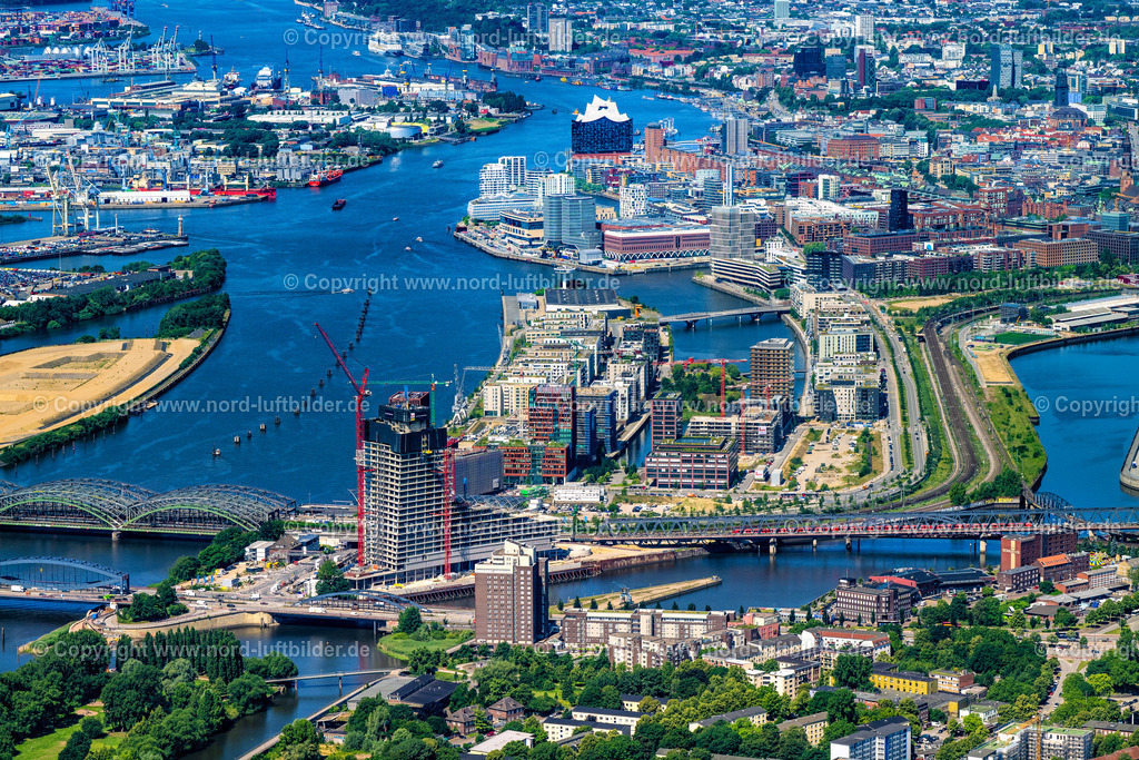 Hamburg_Baakenhafen_Hafencity_ELS_6986200625 | HAMBURG 20.06.2025 Baustelle zum Neubau des Hochhaus- Gebäudekomplexes " Elbtower " an der Zweibrückenstraße zwischen Oberhafenkanal und Norderelbe im Ortsteil HafenCity in Hamburg, Deutschland. Weiterführende Informationen bei: Adolf Lupp GmbH + Co KG,  Akustik-Ingenieurbüro Moll GmbH,  BTB Betontechnik GmbH,  David Chipperfield Architects - Gesellschaft von Architekten mbH,  Ed. Züblin AG,  Implenia AG,  LV Baumanagement AG,  NOBU HOTELS CORPORATE OFFICE,  SIGNA HOLDING GMBH. // Construction site for new high-rise building complex " Elbtower " on Zweibrueckenstrasse between Oberhafenkanal and Norderelbe in the district HafenCity in Hamburg, Germany. Further information at: Adolf Lupp GmbH + Co KG,  Akustik-Ingenieurbuero Moll GmbH,  BTB Betontechnik GmbH,  David Chipperfield Architects - Gesellschaft von Architekten mbH,  Ed. Zueblin AG,  Implenia AG,  LV Baumanagement AG,  NOBU HOTELS CORPORATE OFFICE,  SIGNA HOLDING GMBH. Foto: Martin Elsen