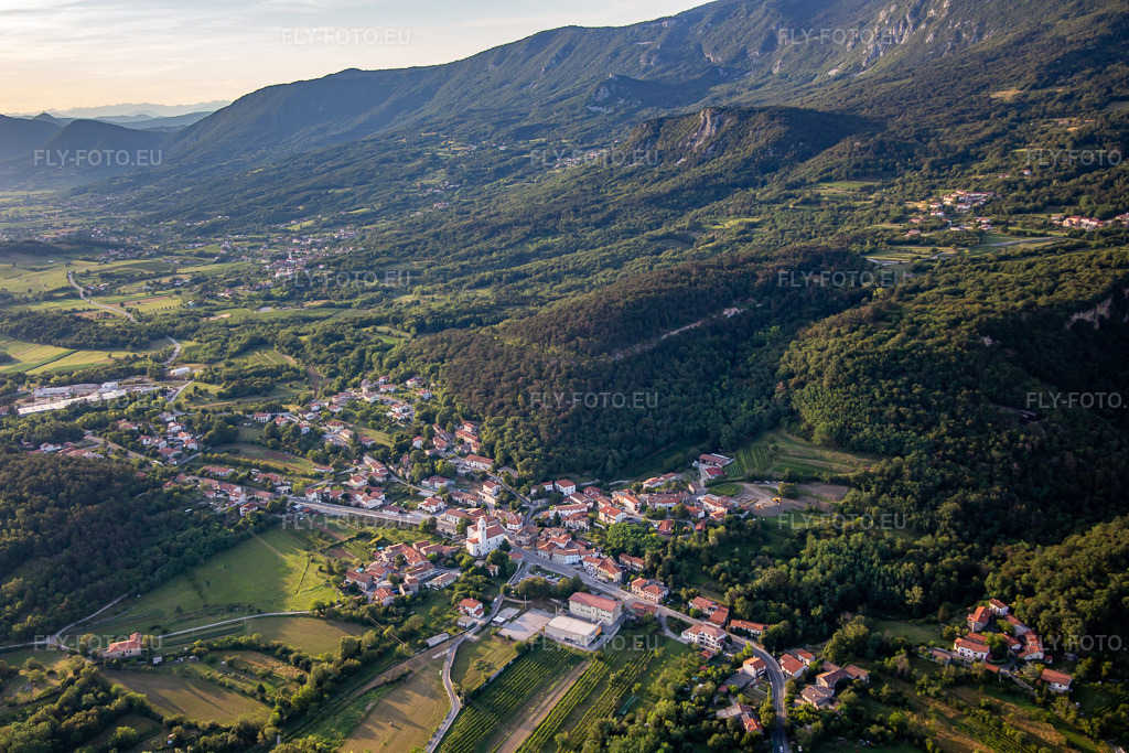 Vue aérienne: Vue de la ville à le quartier Črniče in Ajdovščina dans le département Slovénie, Slovénie. Photo: IMG_137520.jpg prise le 14/07/2023 par Werner Riehm/FLY-FOTO.eu – Résolution de l'original: 4935 x 3290 px