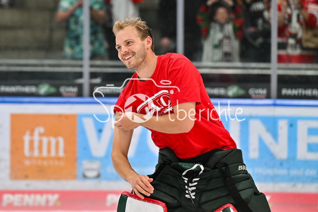 Augsburger Panther - Iserlohn Roosters | Die Augsburger Panther feiern zusammen mit ihren Fans den Heimsieg gegen Iserlohn / Penny DEL: Augsburger Panther - Iserlohn Roosters; Curt Frenzel Stadion am 21.09.2025 / im Bild Michael GARTEIG (Augsburger Panther 34