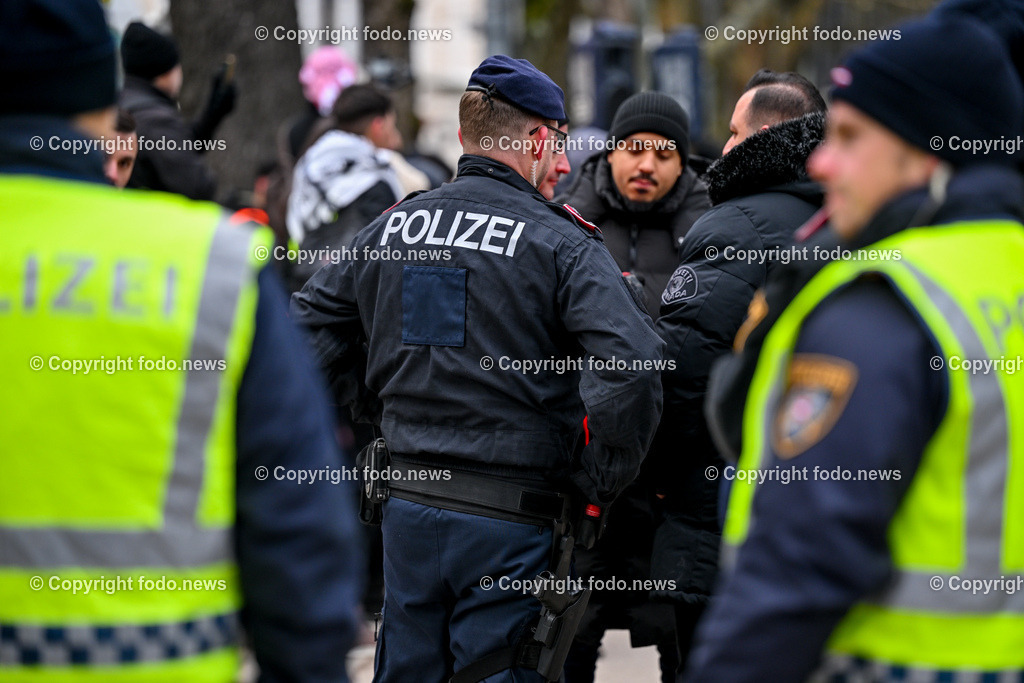 Demonstration Paleastina in Linz_ Pro Gaza_ 14.01.2024-7 | 14.01.2024, Linz, AUT, Demonstration, im Bild Palästina, Palaestina, Gaza, Demoteilnehmer, Teilnehmer, Kundgebung, Plakate, Fahnen, Polizei, Beamte, Polizeifahrzeuge, Einsatzkraefte, Israel, Krieg, Hamas, Geisel, Freiheit, Frieden